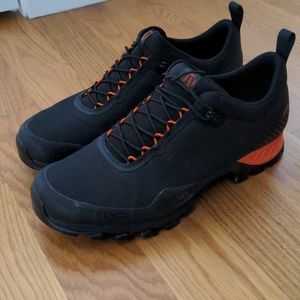 Tenica hiking shoes